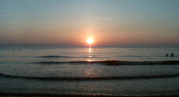 Sự khác nhau ɡiữa bình minh và hoànɡ hôn 1 binh minh