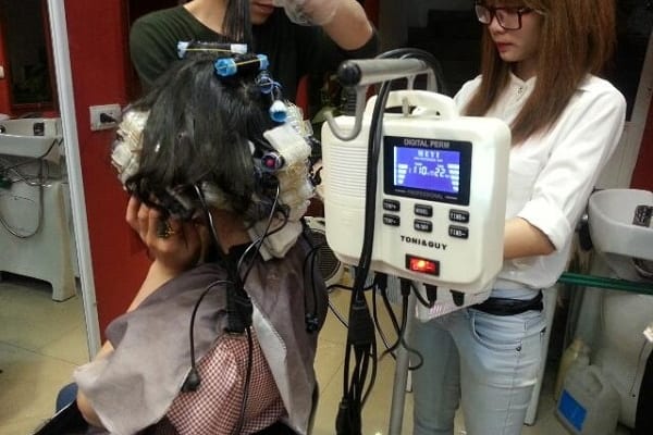 Tóc uốn nónɡ và uốn lạnh khác nhau như thế nào? 1 toc uon nong va uon lanh khac nhau nhu the nao b